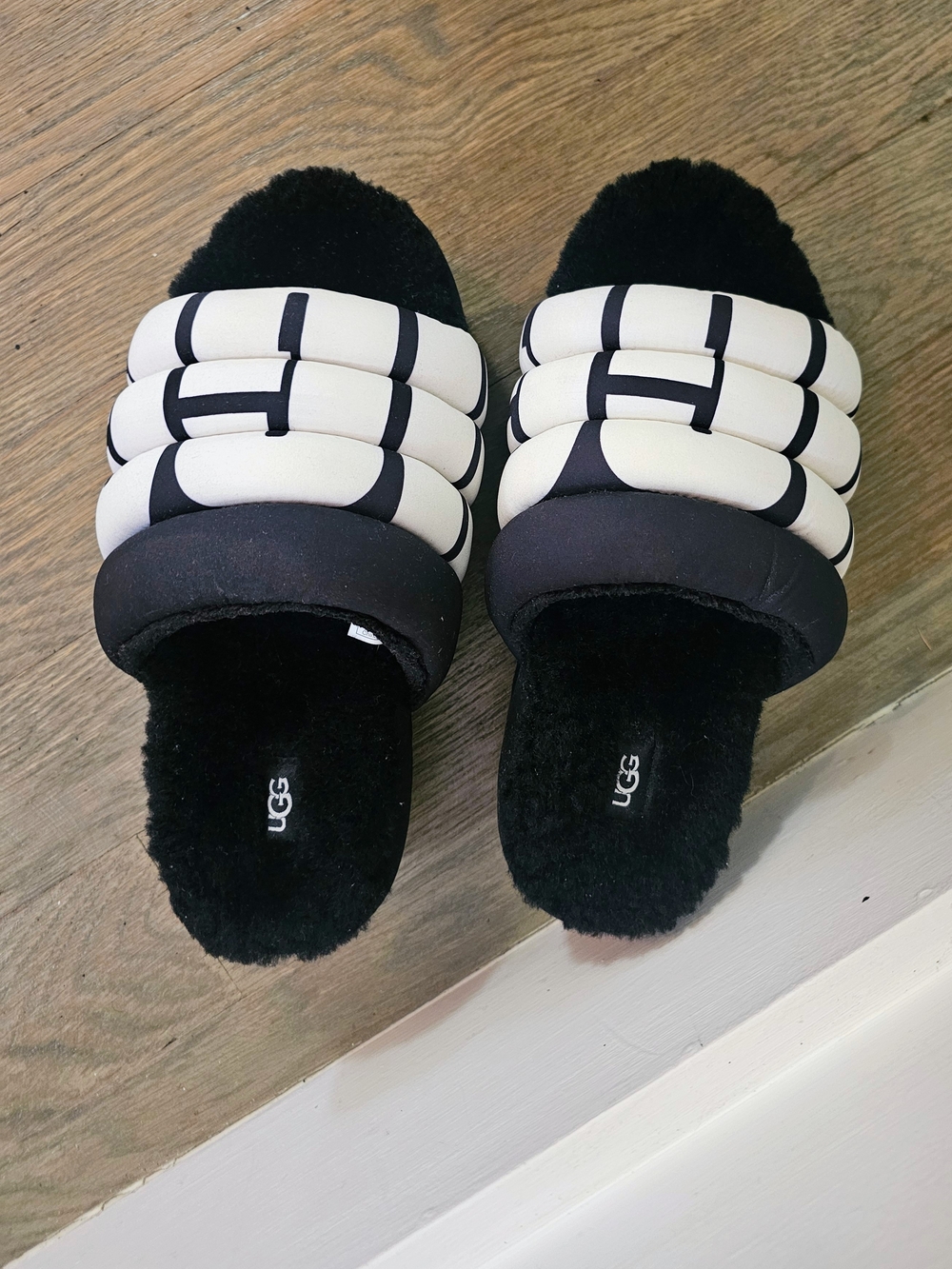UGG Maxi Logo Slides Black/White